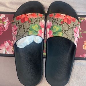 Gucci Blooms Supreme Slides / Sandals Women’s